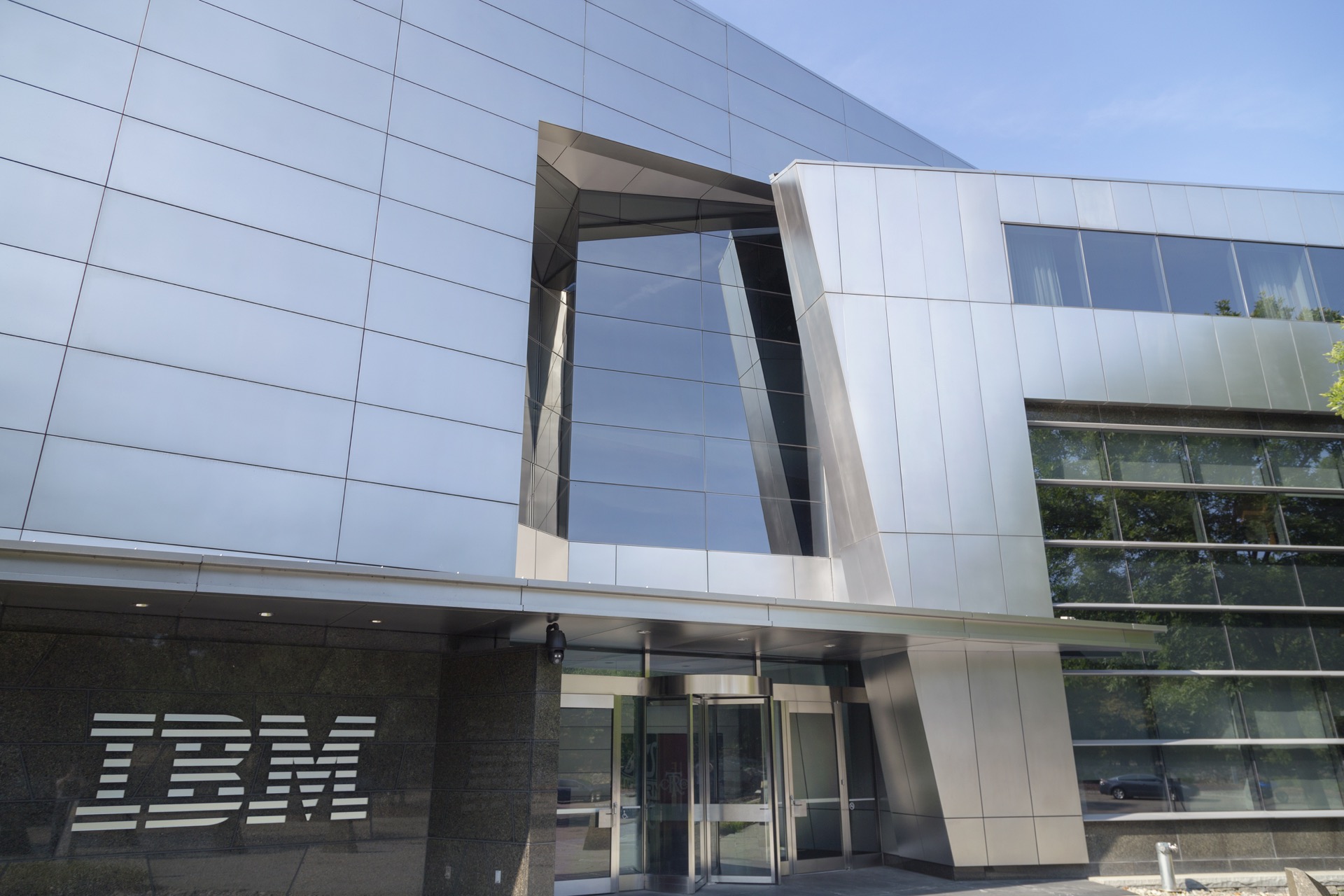 IBM is All in on Blockchain; Criticisms From Bitcoin Experts
